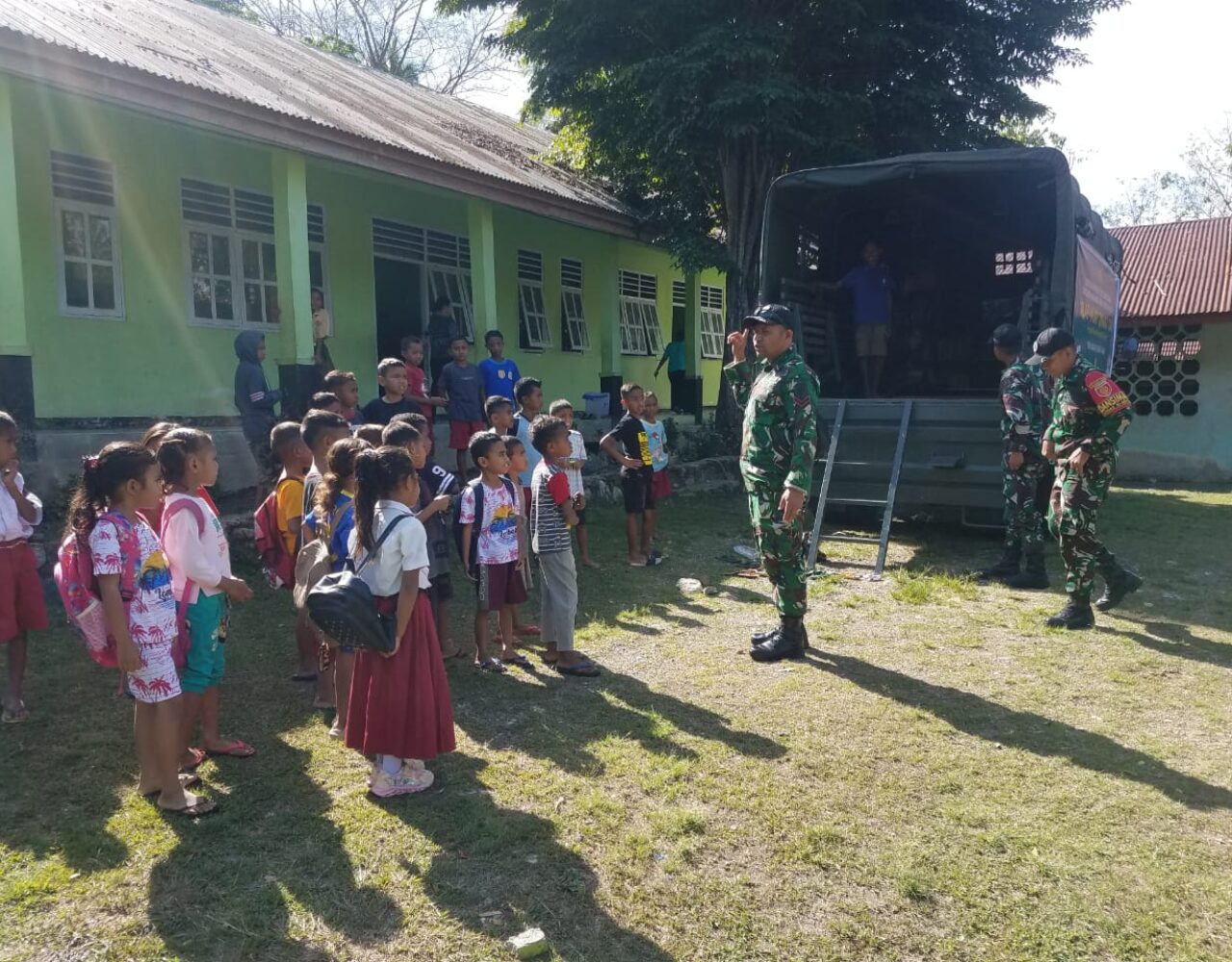 Cerdaskan Anak Perbatasan, Satgas Pamtas Yonarhanud 2 Kostrad Gelar Alap-Alap Smart Car di SD GMIT Fatunisuan