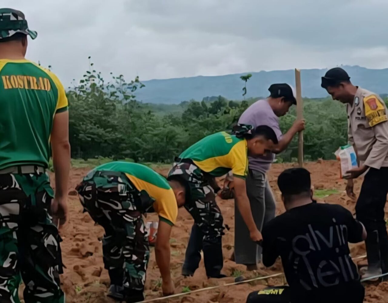 Perkuat Ketahanan Pangan, Satgas Pamtas Pos Salore Turun ke Lahan Pertanian