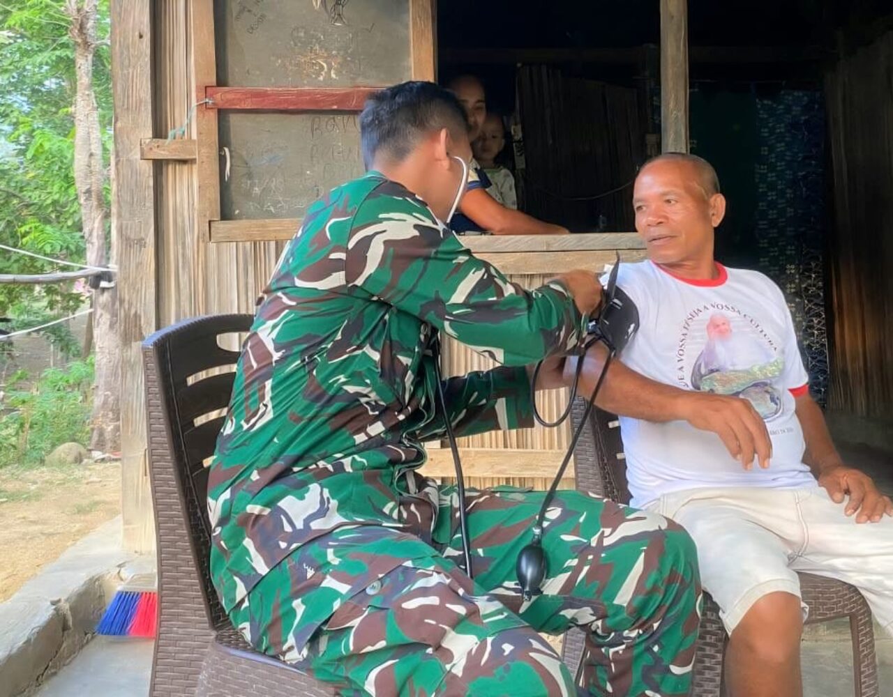 Warga Maumutin Terbantu, Satgas Pamtas Yonarmed 12 Salurkan Sembako dan Pelayanan Kesehatan