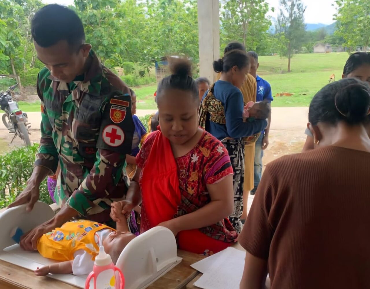 Wujud Kepedulian TNI, Pos Nunura Gelar Kegiatan Posyandu untuk Balita Perbatasan