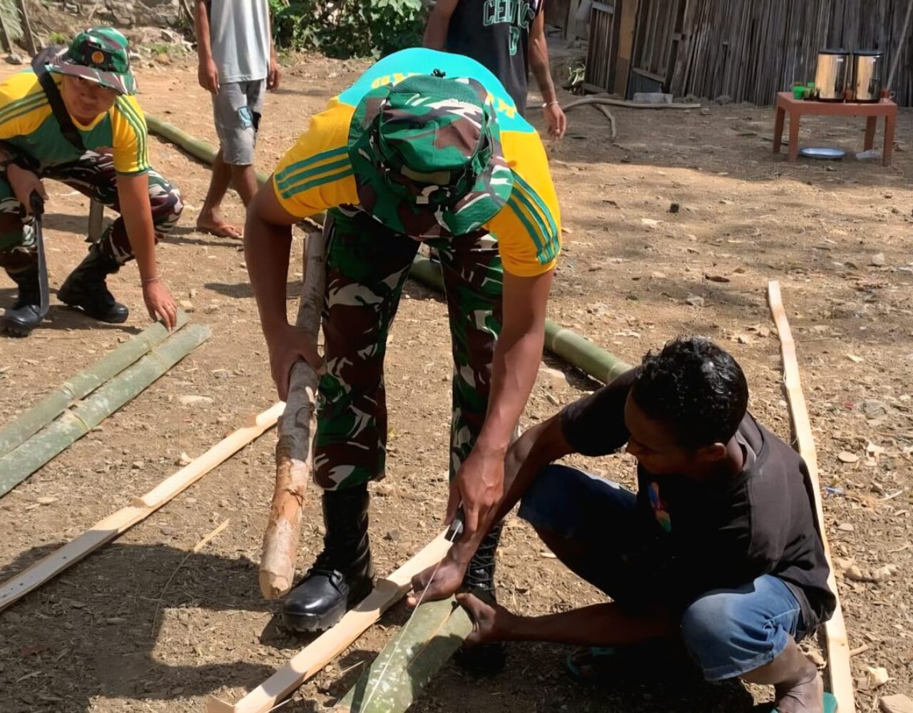 Satgas Pamtas Yonarmed 12 Kostrad Bantu Warga Lakmaras Persiapkan Tradisi Sambut Baru