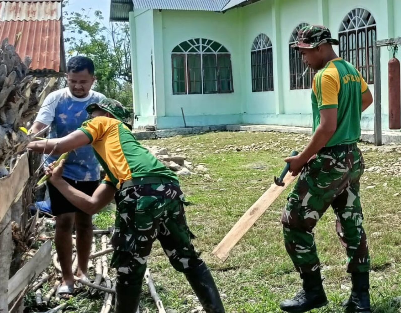 Satgas RI-RDTL Sektor Timur Gotong Royong Bersihkan Gereja di Desa Raihenek
