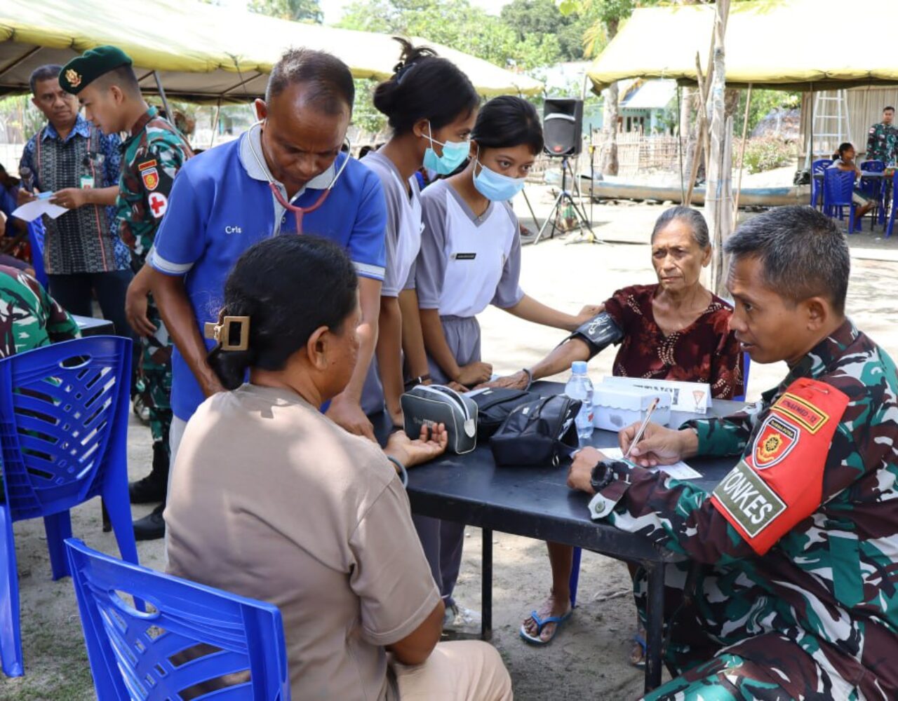 HUT ke-80 Armed, Satgas Pamtas Gelar Pengobatan Massal dan Bagikan Sembako 