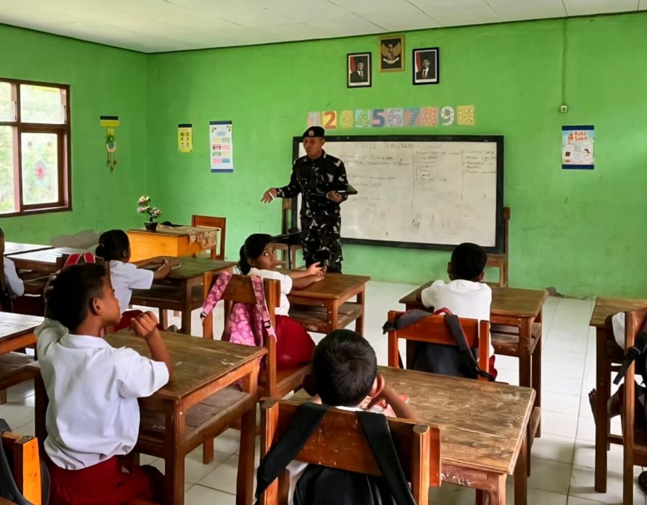 Tingkatkan Kualitas Pendidikan, Satgas Pamtas Ajarkan Dasar Komputer untuk Siswa Perbatasan