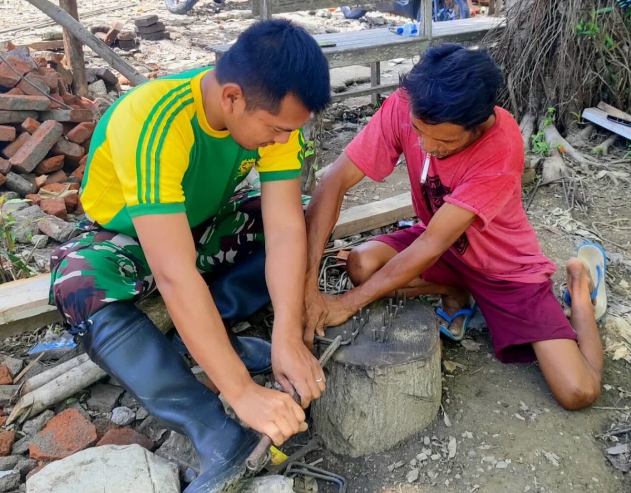 Pos Kewar Satgas Pamtas Yonarmed 12 Kostrad Gelar Karya Bakti Pembangunan Puskesmas Pembantu