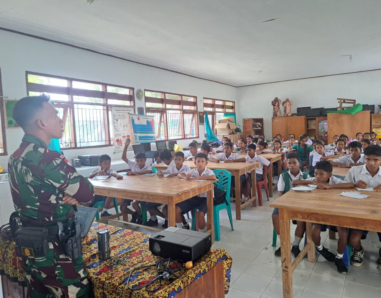 Dukung Pendidikan, Satgas RI-RDTL Pos Nunura Ajak Siswa Belajar dan Nikmati Kolak Bersama