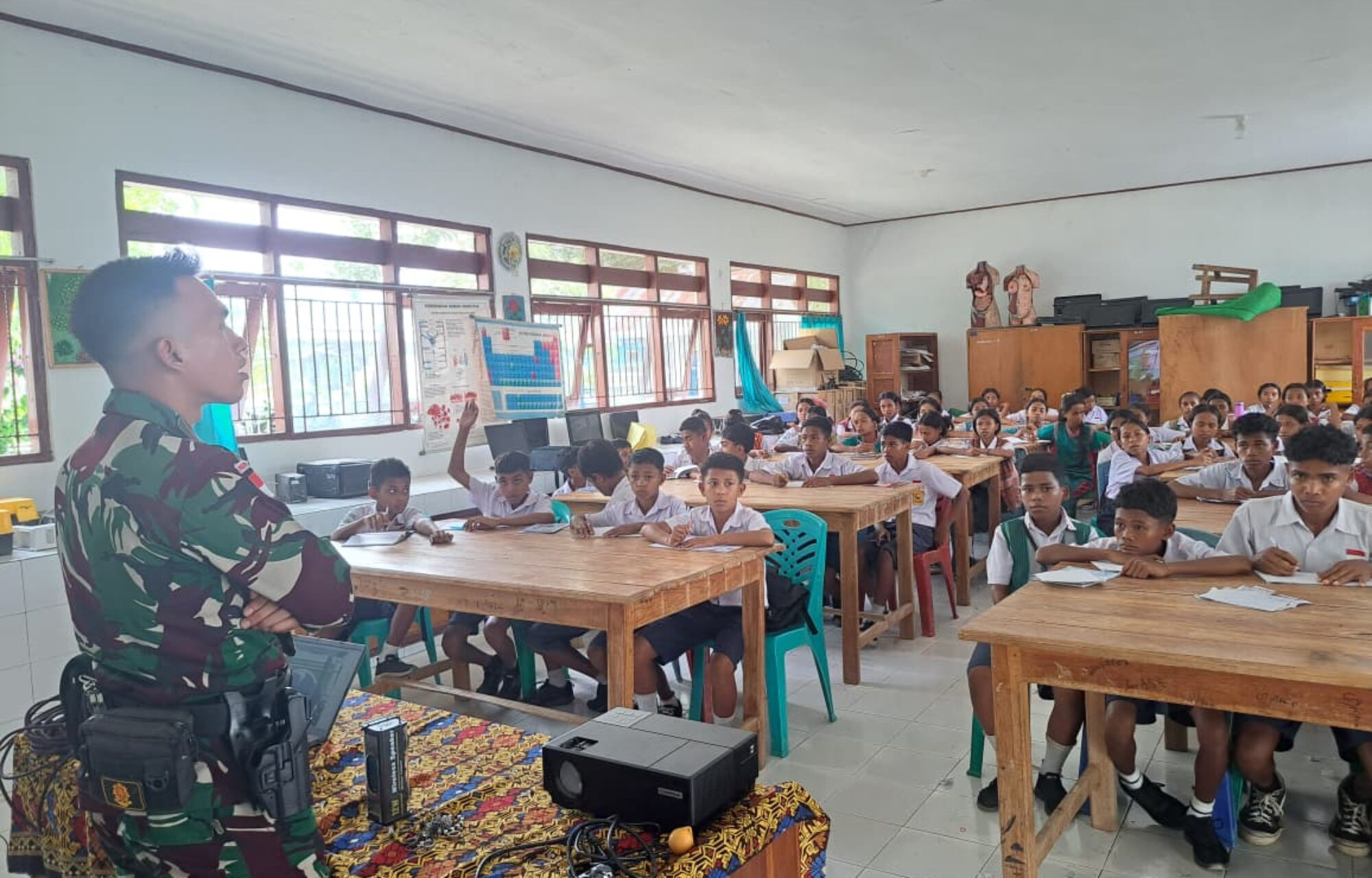 Dukung Pendidikan, Satgas RI-RDTL Pos Nunura Ajak Siswa Belajar dan Nikmati Kolak Bersama