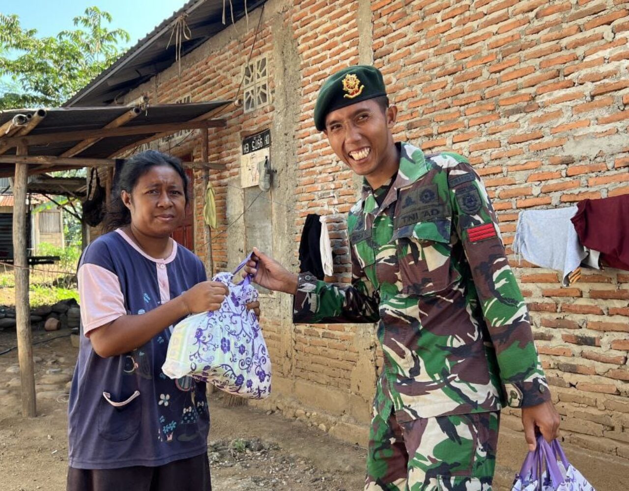 Peduli Sesama, Satgas Pamtas Yonarmed 12 Kostrad Bagikan Sembako untuk Warga