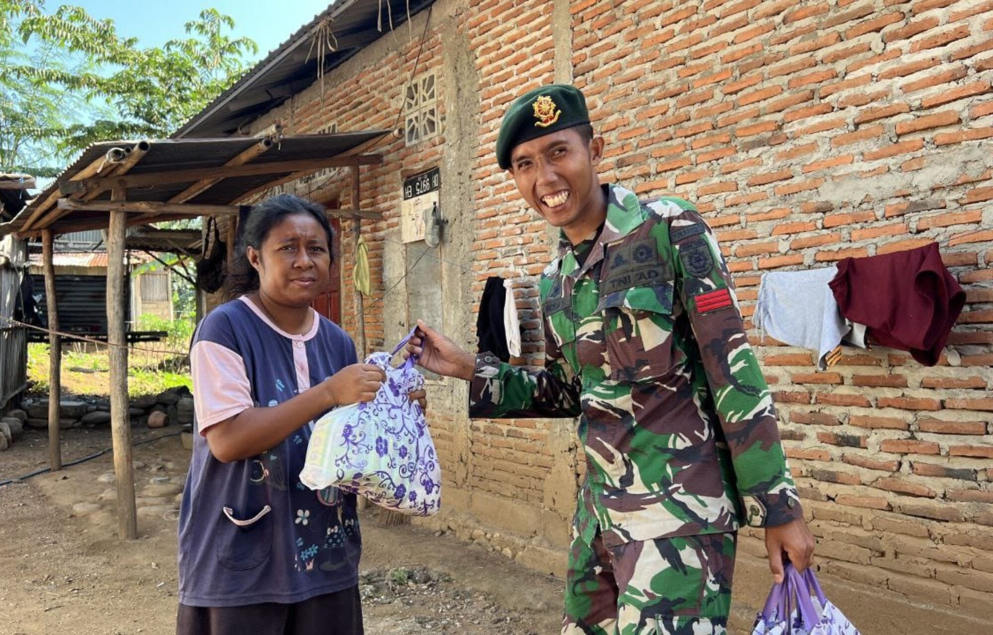Peduli Sesama, Satgas Pamtas Yonarmed 12 Kostrad Bagikan Sembako untuk Warga
