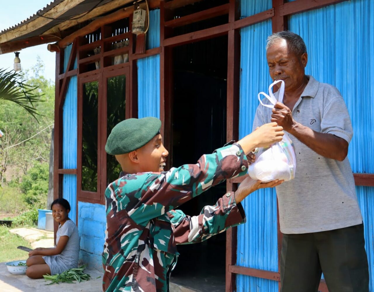 Satgas Pamtas Yonarmed 12 Kostrad Hadirkan Senyum Warga Lewat Kegiatan Jumat Berkah