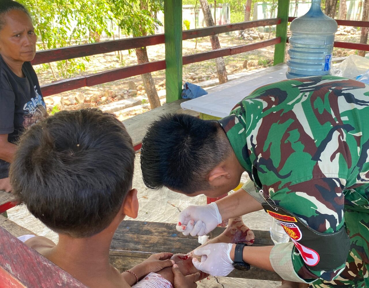Wujud Bakti TNI di Perbatasan, Pos Salore Yonarmed 12 Kostrad Tangani Warga Luka dengan Sigap