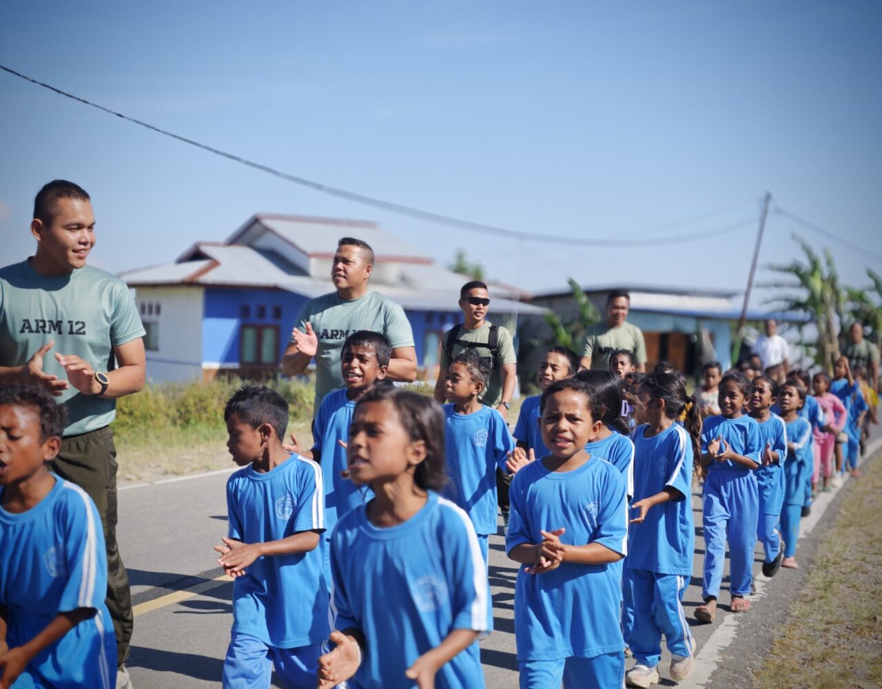 Tumbuhkan Kedekatan dengan Anak Sekolah, Pos Fohuk Gelar Jalan Sehat dan Snack Gratis