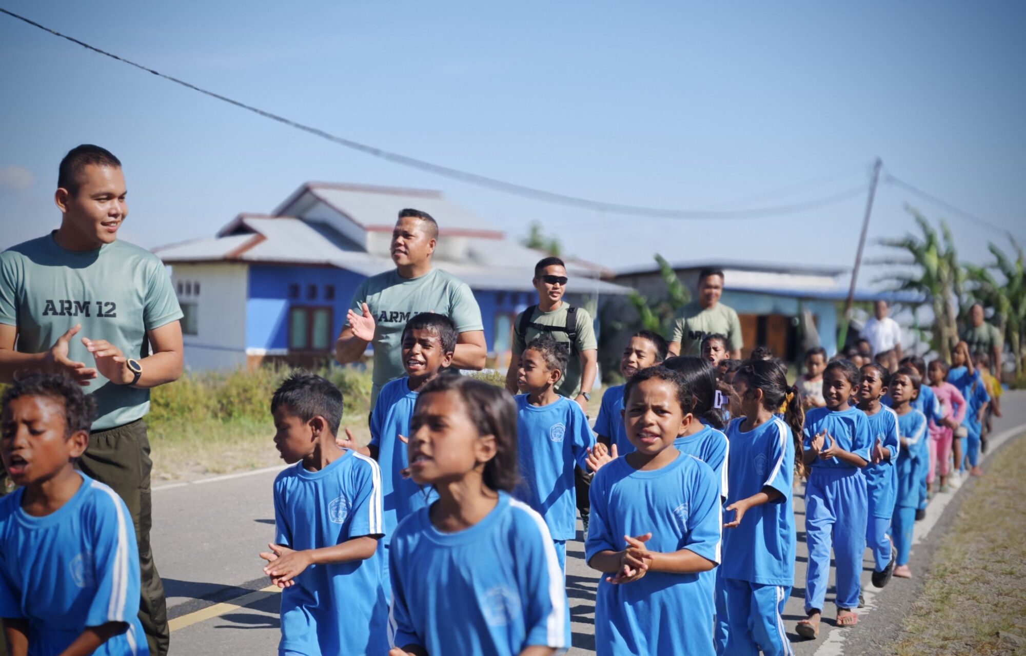 Tumbuhkan Kedekatan dengan Anak Sekolah, Pos Fohuk Gelar Jalan Sehat dan Snack Gratis