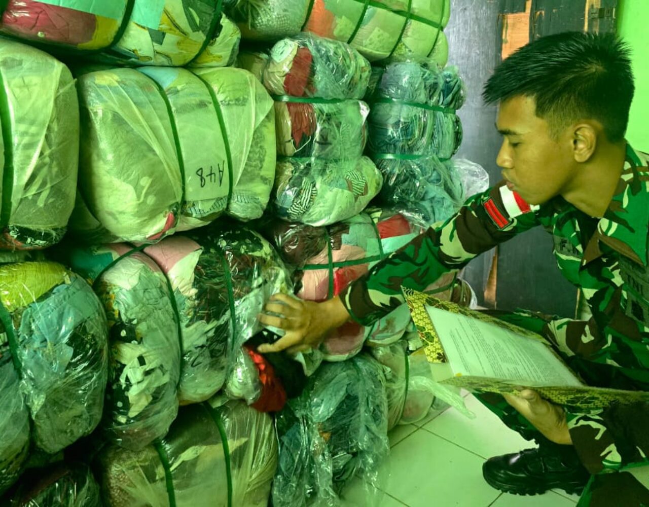 Satgas Pamtas Yonarmed 12 Kostrad Gagalkan Penyelundupan 25 Ball Press dari Timor Leste