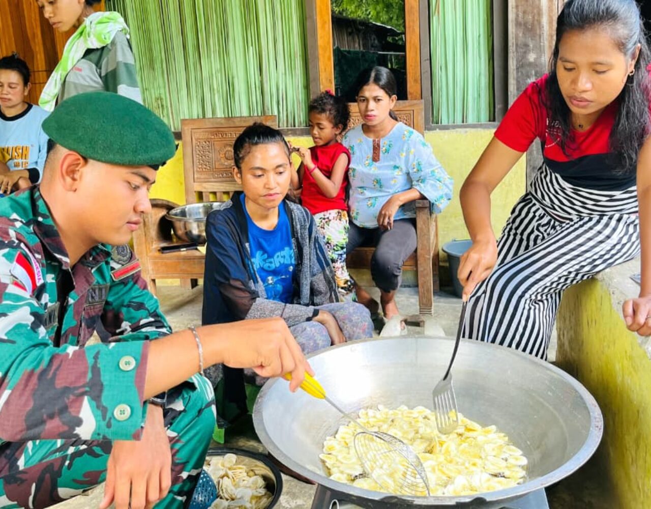 Berdayakan Potensi Lokal, Satgas Pamtas Bimbing Warga Lookeu Buat Keripik Pisang