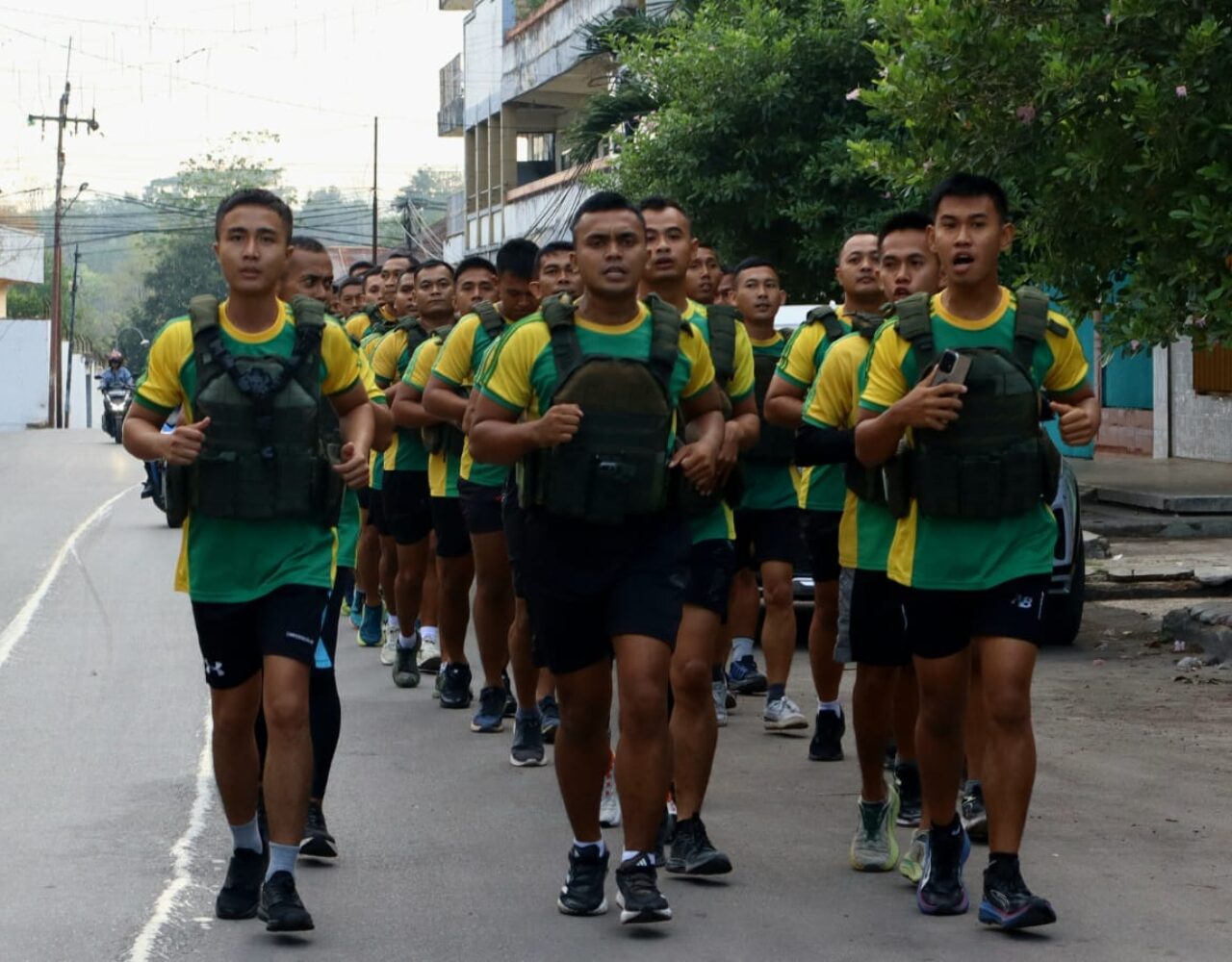 Disiplin dan Ketangguhan, Satgas Pamtas RI-RDTL Asah Fisik dengan Lari Vest Baja