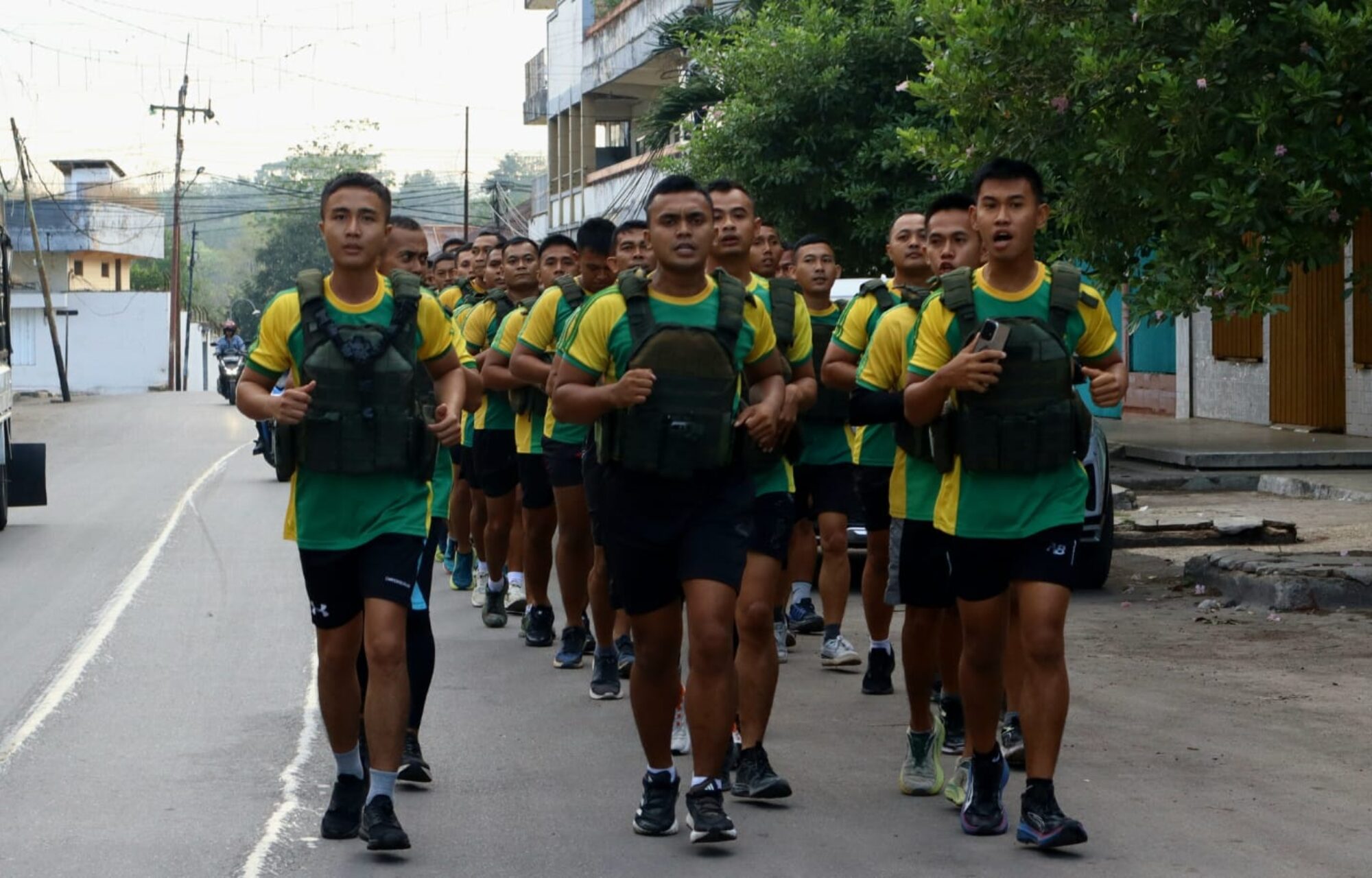 Disiplin dan Ketangguhan, Satgas Pamtas RI-RDTL Asah Fisik dengan Lari Vest Baja