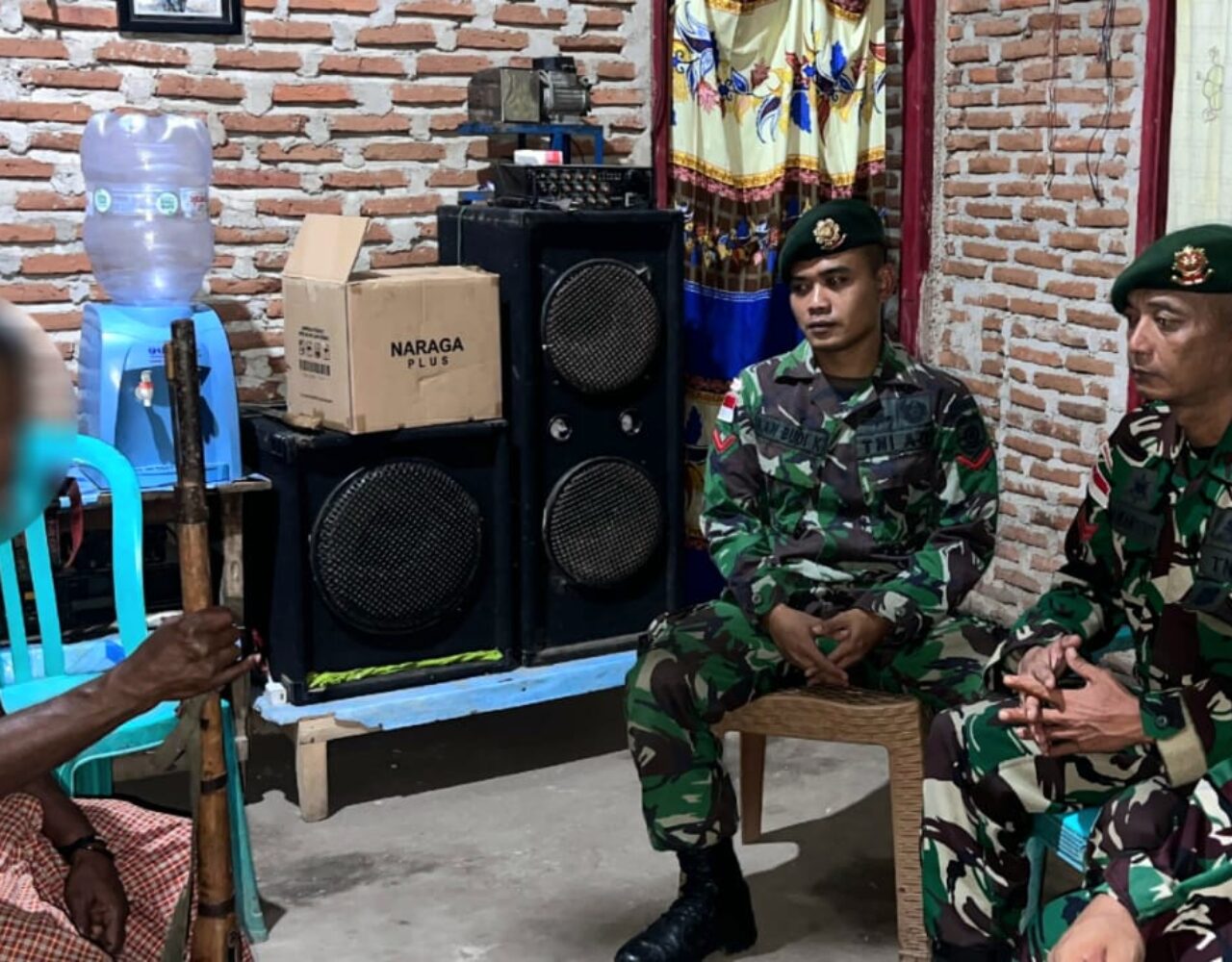 Wujud Keamanan dan Kepercayaan, Warga Delomil Serahkan Senjata kepada Satgas Pamtas