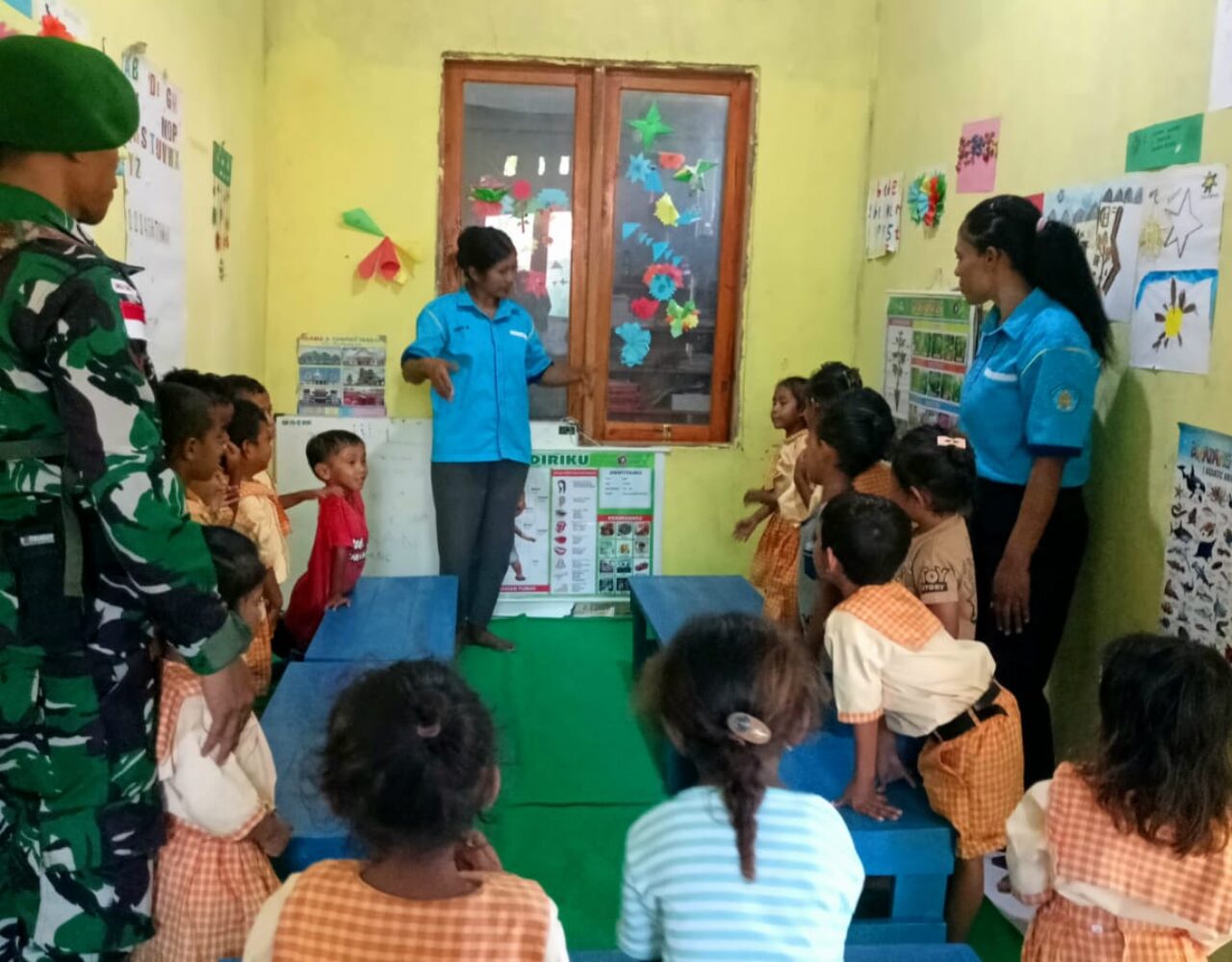 Pos Motamasin Satgas Pamtas RI-RDTL Yonarmed 12 Kostrad Gelar Bakti Sosial di PAUD Sely, Bantu Sediakan Meja Belajar