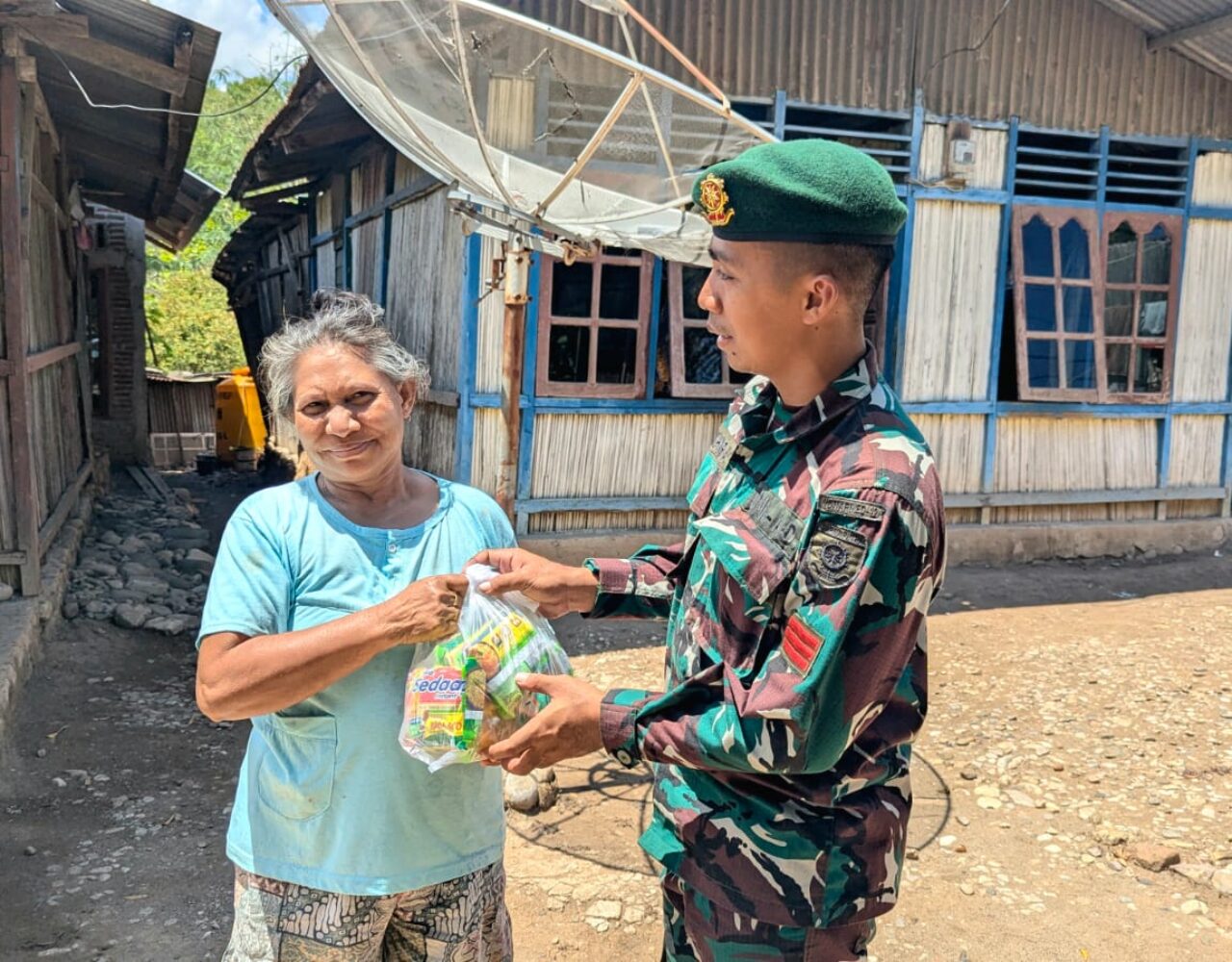 Satgas Pamtas RI–RDTL Yonarmed 12 Kostrad Gelar Jumat Berkah, Bagikan Sembako untuk Warga Sekitar