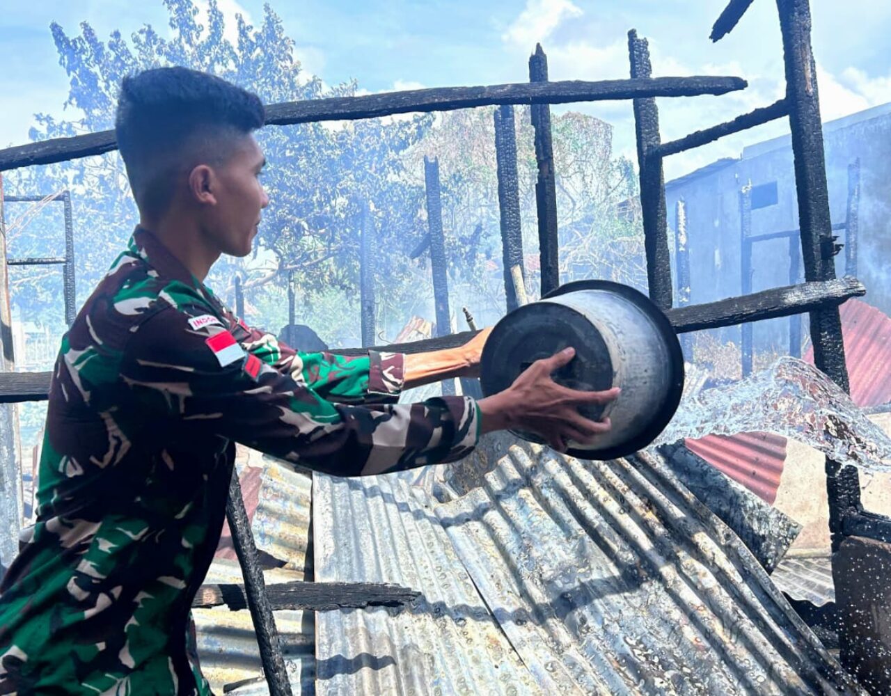 Satgas Pamtas Yonarmed 12 Kostrad Bantu Padamkan Kebakaran Rumah Warga di Desa Alas Selatan
