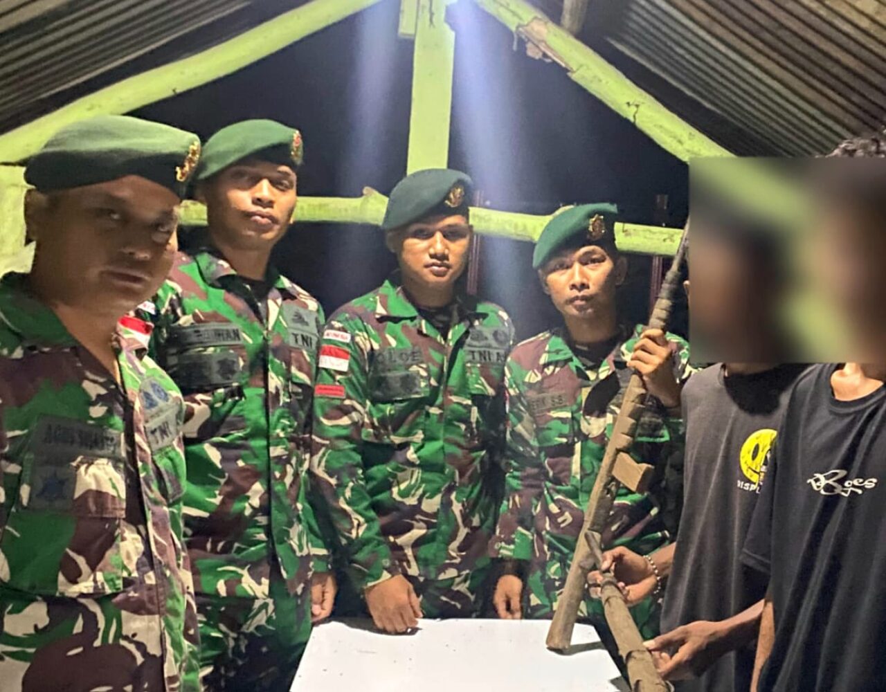 Wujud Kepercayaan, Warga Raihat Serahkan Dua Senjata Rakitan ke Pos Maubusa