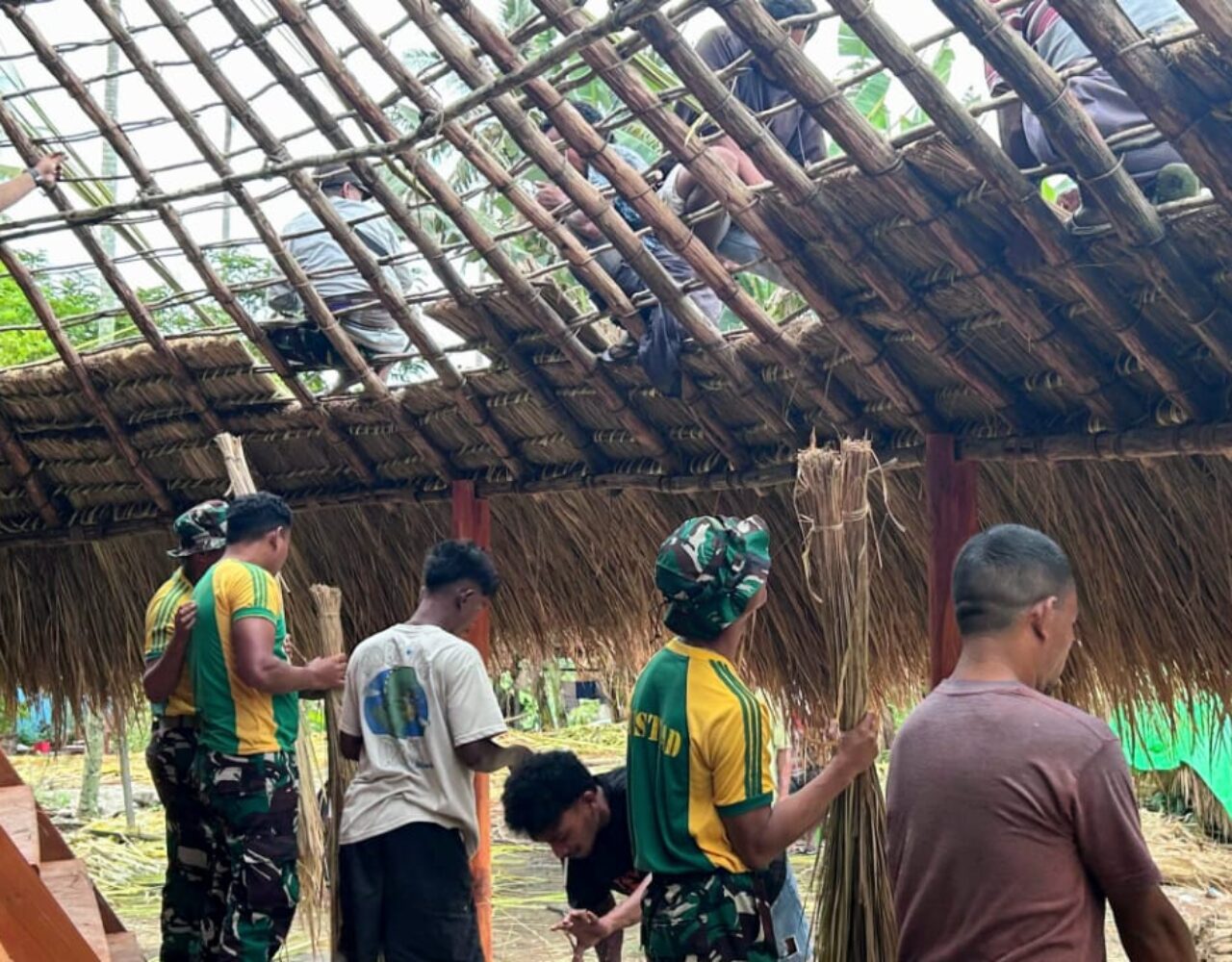 Sinergi Satgas Pamtas dan Warga Kobalima Timur Wujudkan Rumah Adat Kolibein