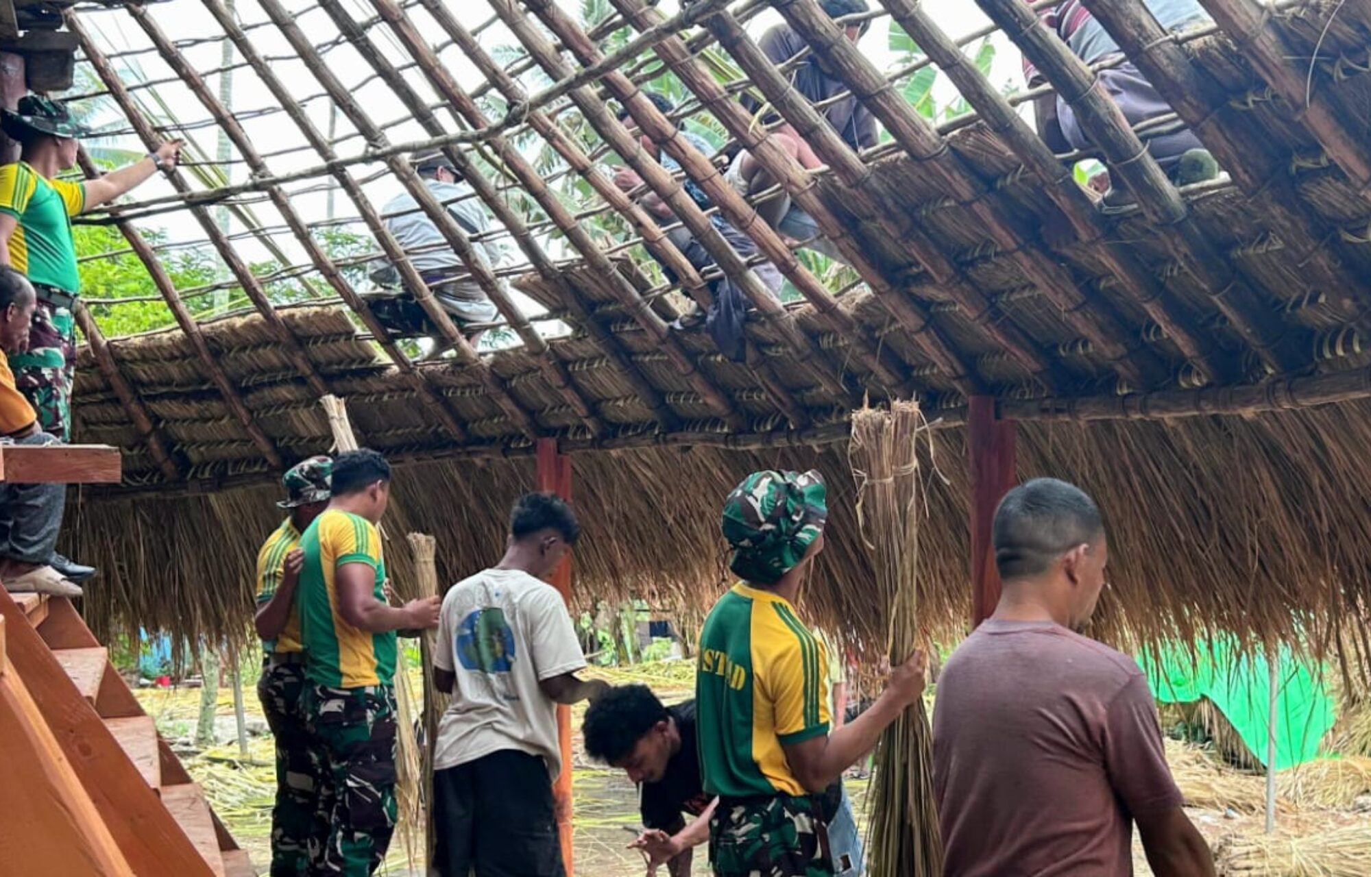 Sinergi Satgas Pamtas dan Warga Kobalima Timur Wujudkan Rumah Adat Kolibein