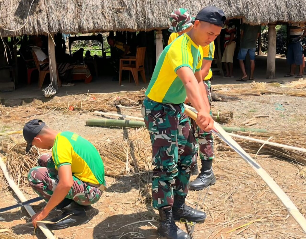 Satgas Pamtas Yonarmed 12 Kostrad Lestarikan Warisan Leluhur Lewat Renovasi Rumah Adat di Maudemu