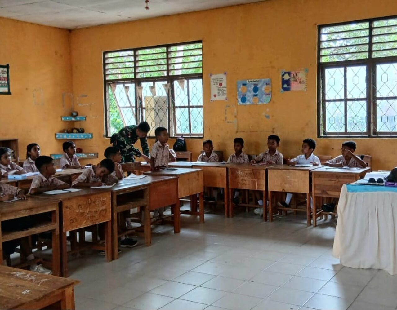 Pos Nunura Satgas Pamtas RI–RDTL Yonarmed 12 Kostrad Gelar Pengajaran dan Berbagi Bubur Kacang Ijo di SDN Sekutren