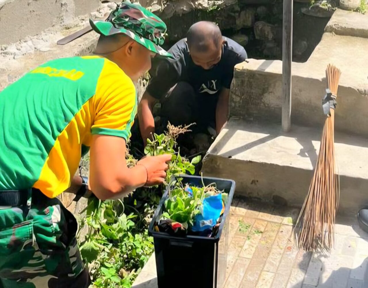 Satgas Pamtas Pos Auren–Fatuha Gelar Karya Bakti Bersihkan Gereja Paroki Alas