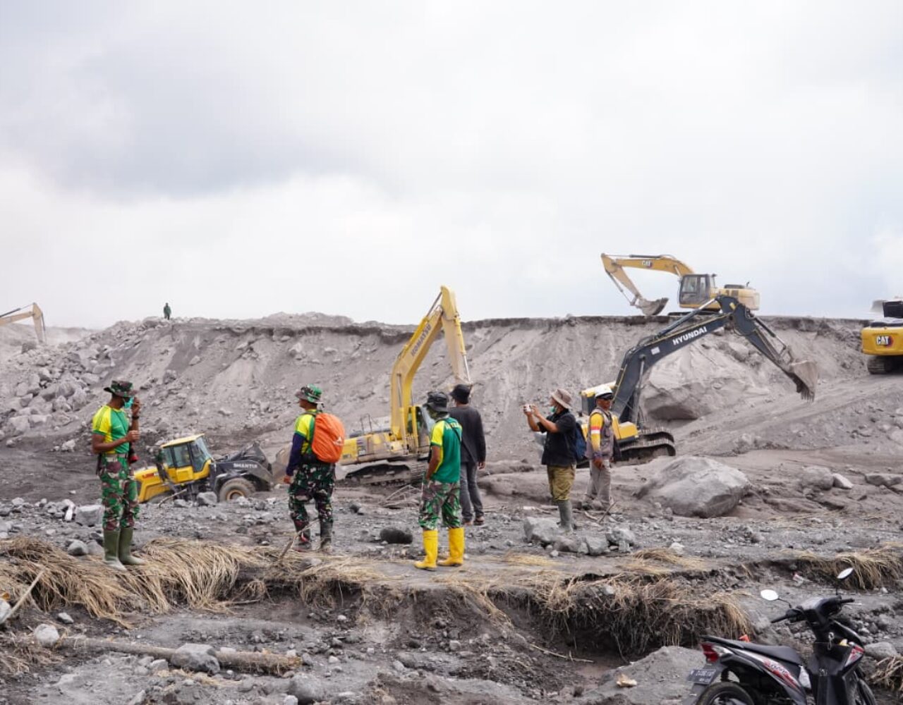 TNI, Pemda dan Relawan Perkuat Tanggul, Antisipasi Banjir Lahar Dingin Susulan