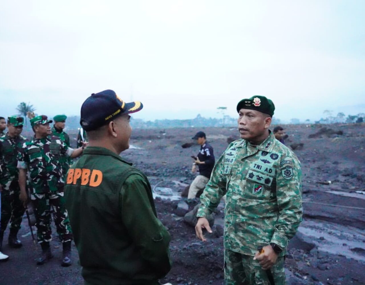 Panglima Divisi Infanteri 2 Kostrad Tinjau Daerah Terdampak Erupsi Gunung Semeru