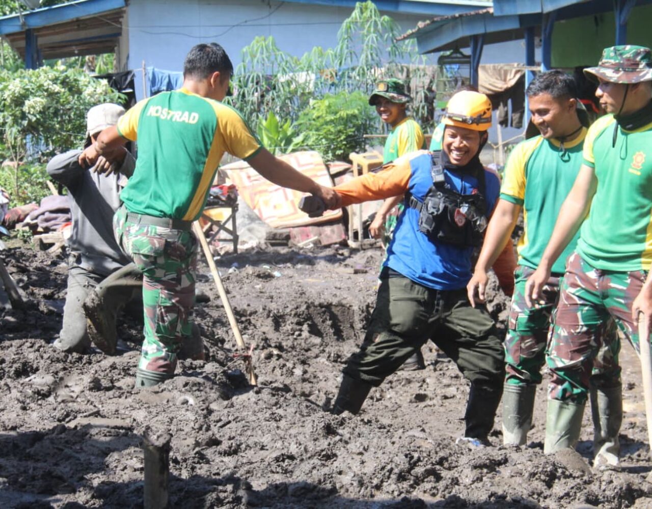 Prajurit TNI dan Relawan Masih Berjibaku dengan Lumpur