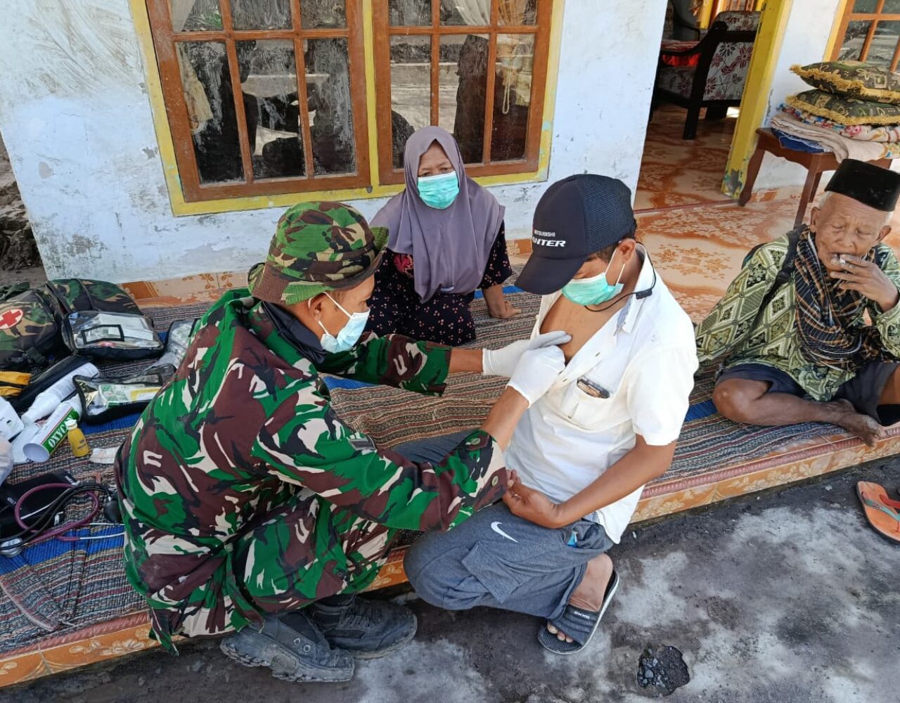 Prajurit TNI Edukasi Dampak Erupsi Gunung Semeru