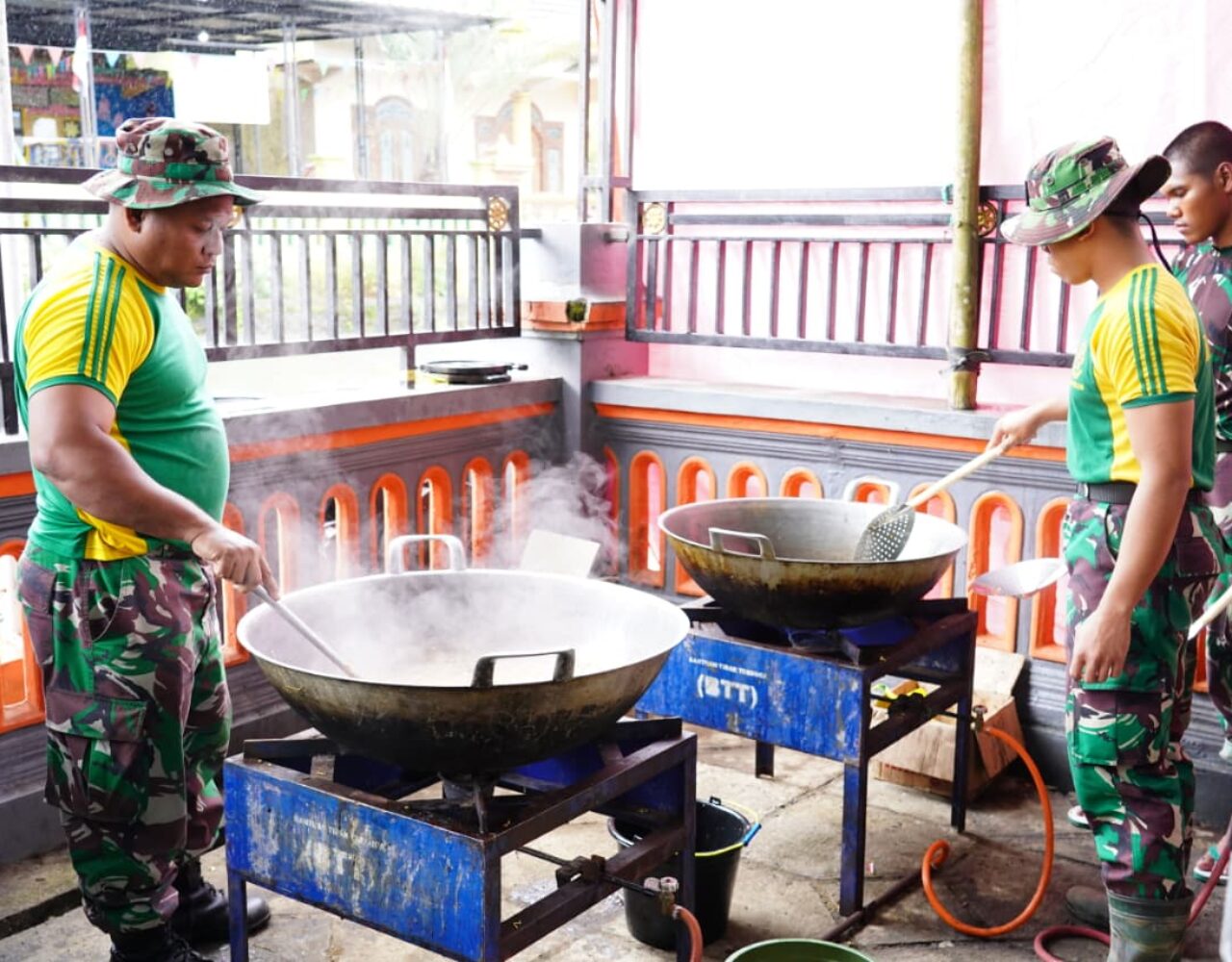 Kebahagiaan Tersendiri dapat Membantu Pengungsi Erupsi Semeru dari Dapur