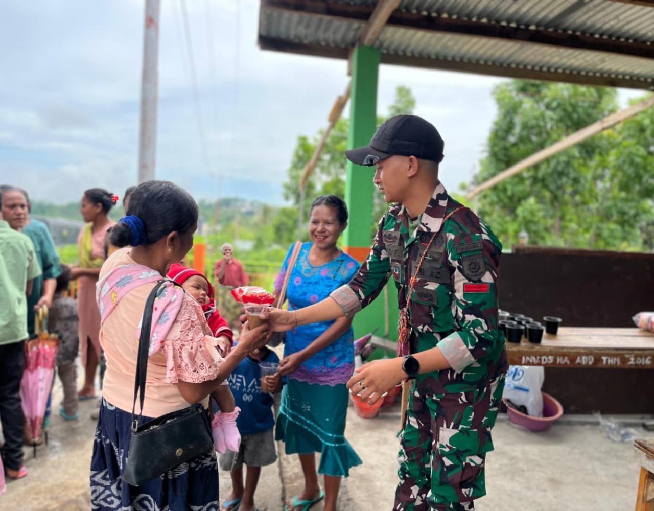 Berbagi Kebahagiaan, Satgas Pamtas Yonarhanud 2 Kostrad  Hadirkan Senyum untuk Warga dan Anak-anak