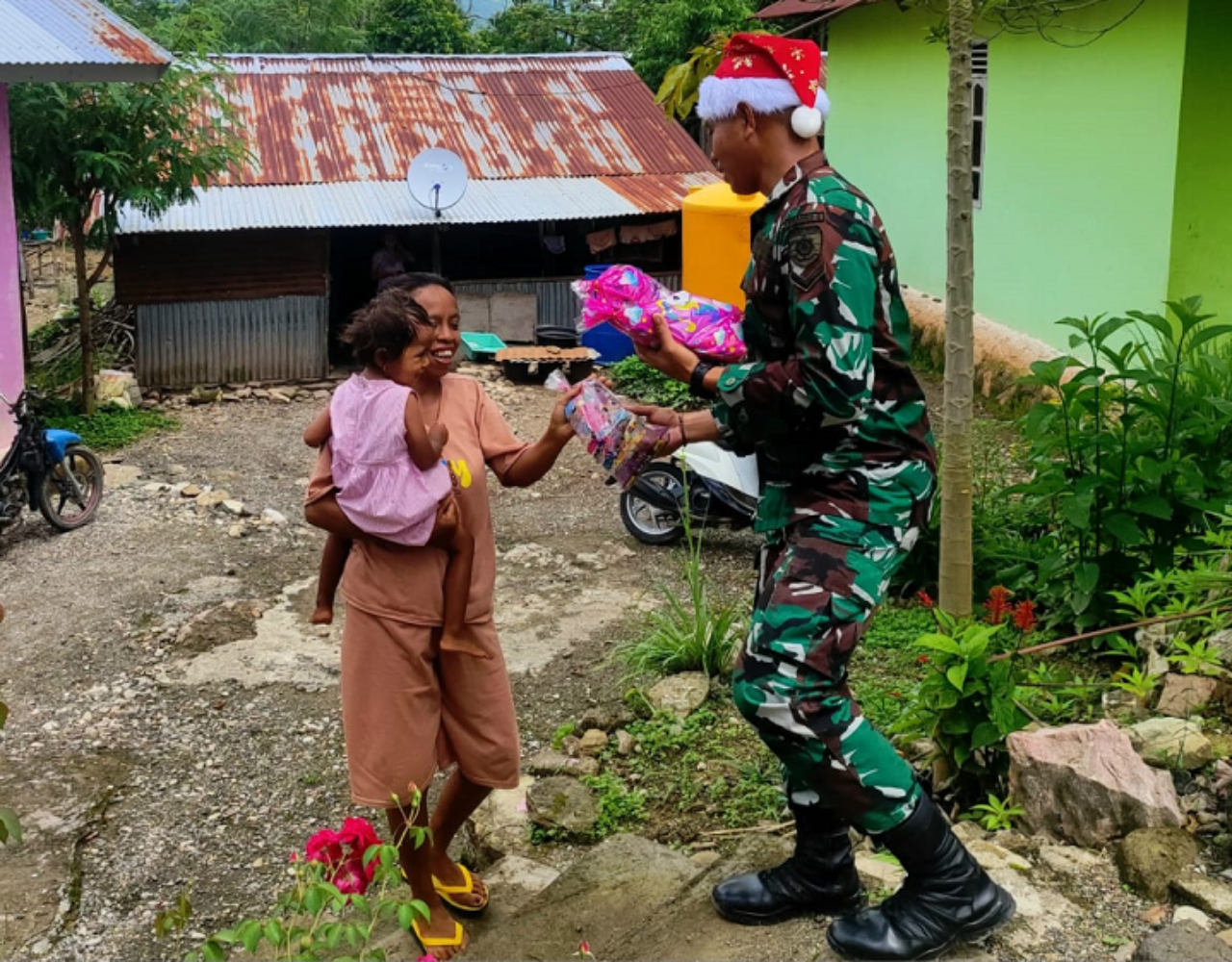 Pererat Kebersamaan, Satgas Pamtas Pos Kewar Berbagi Kasih di Hari Natal
