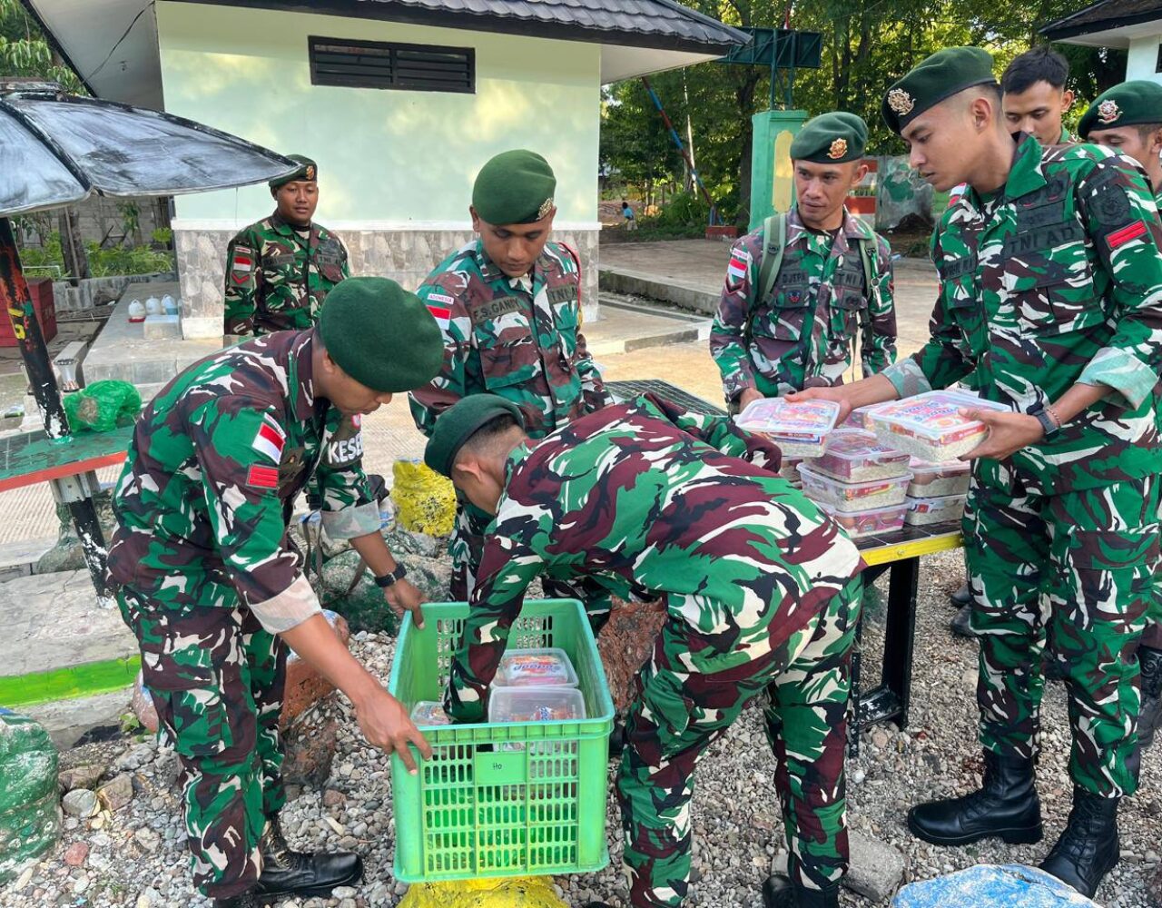 Satgas Pamtas Yonarhanud 2 Kostrad Bagikan Kebutuhan Pokok kepada Masyarakat