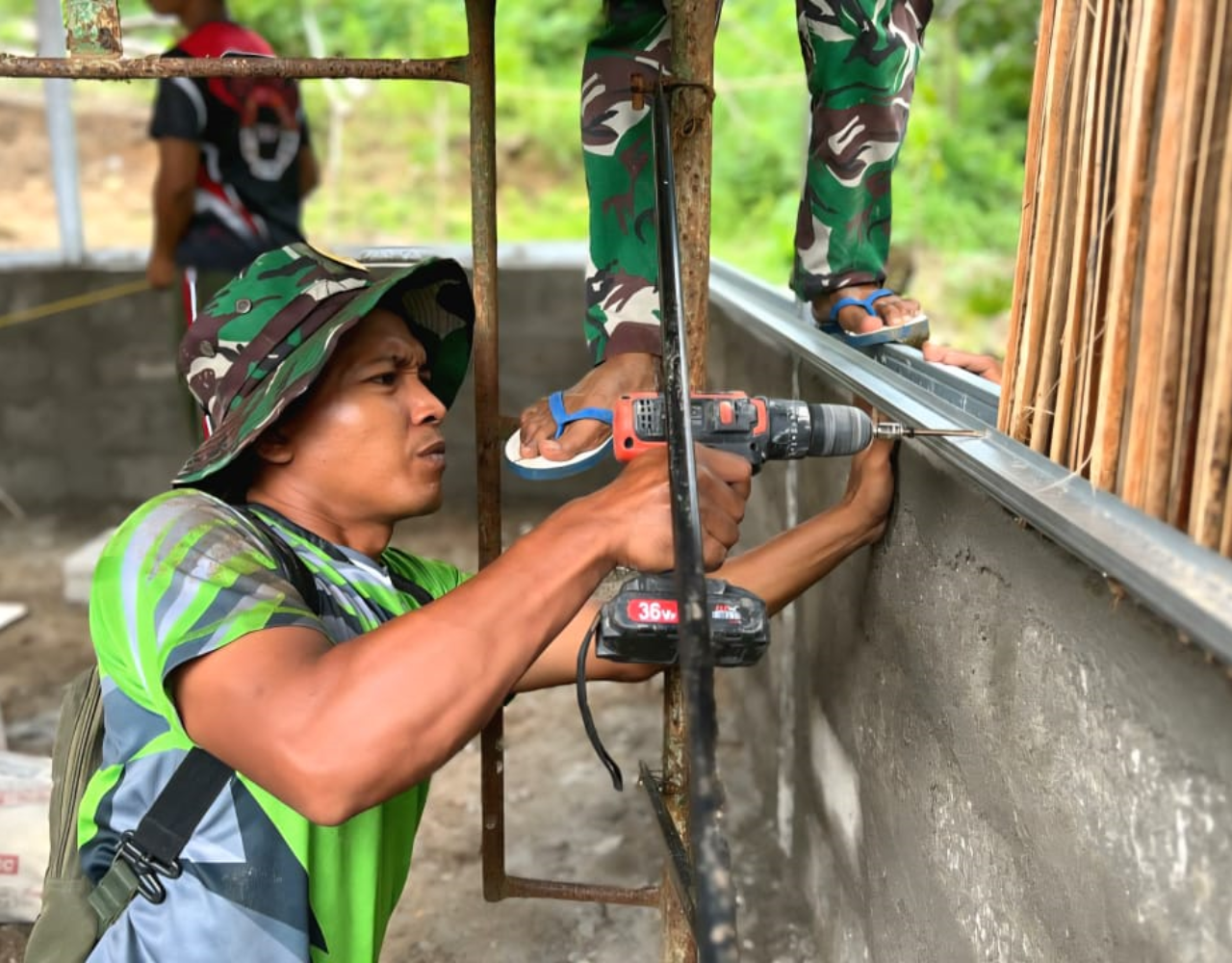 Tutup Akhir Tahun Penuh Makna, Satgas Pamtas Laksanakan Bedah Rumah