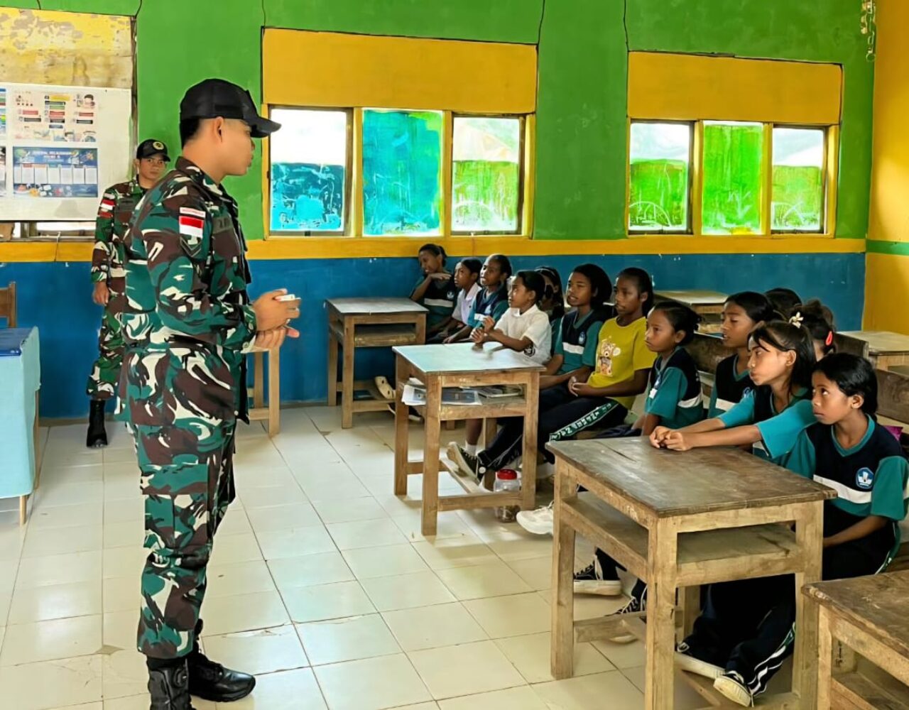 Satgas Pamtas Yonarmed 12 Kostrad Dukung Pendidikan Sosial di SDI Nanaenoe