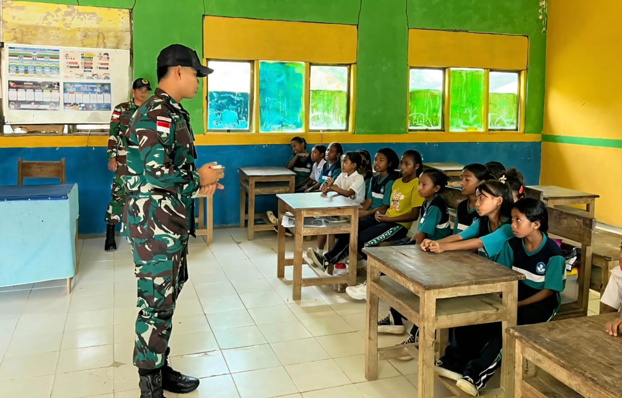 Satgas Pamtas Yonarmed 12 Kostrad Dukung Pendidikan Sosial di SDI Nanaenoe