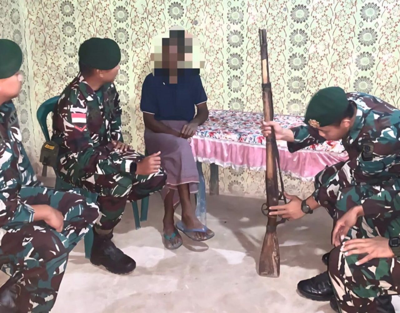 Wujud Kesadaran Hukum, Warga Lakmanen Selatan Serahkan Senjata Api ke TNI