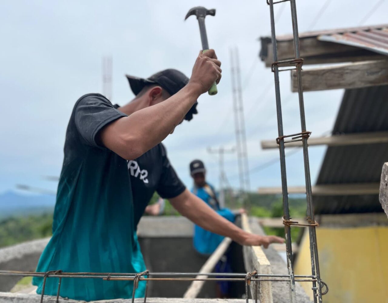 Kebersamaan Menyambut Natal, Satgas Pamtas Yonarhanud 2 Kostrad Adakan Karya Bakti di Gereja