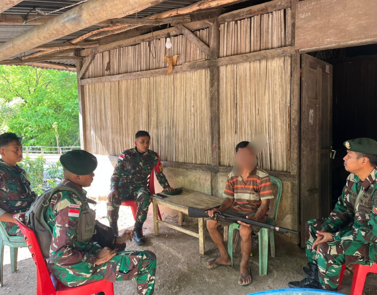 Keberhasilan Pendekatan Humanis, Satgas Pamtas Yonarhanud 2 Kostrad Terima Pucuk Senjata Api dari Warga