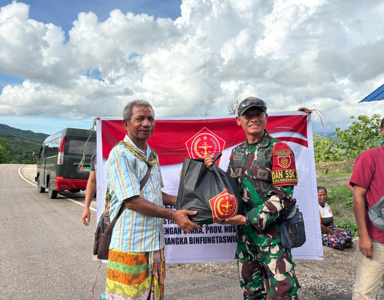 Sinergi untuk Berbagi, Satgas Pamtas Yonarhanud 2 Kostrad Bagikan Paket Sembako Bersama Kodim 1618/TTU