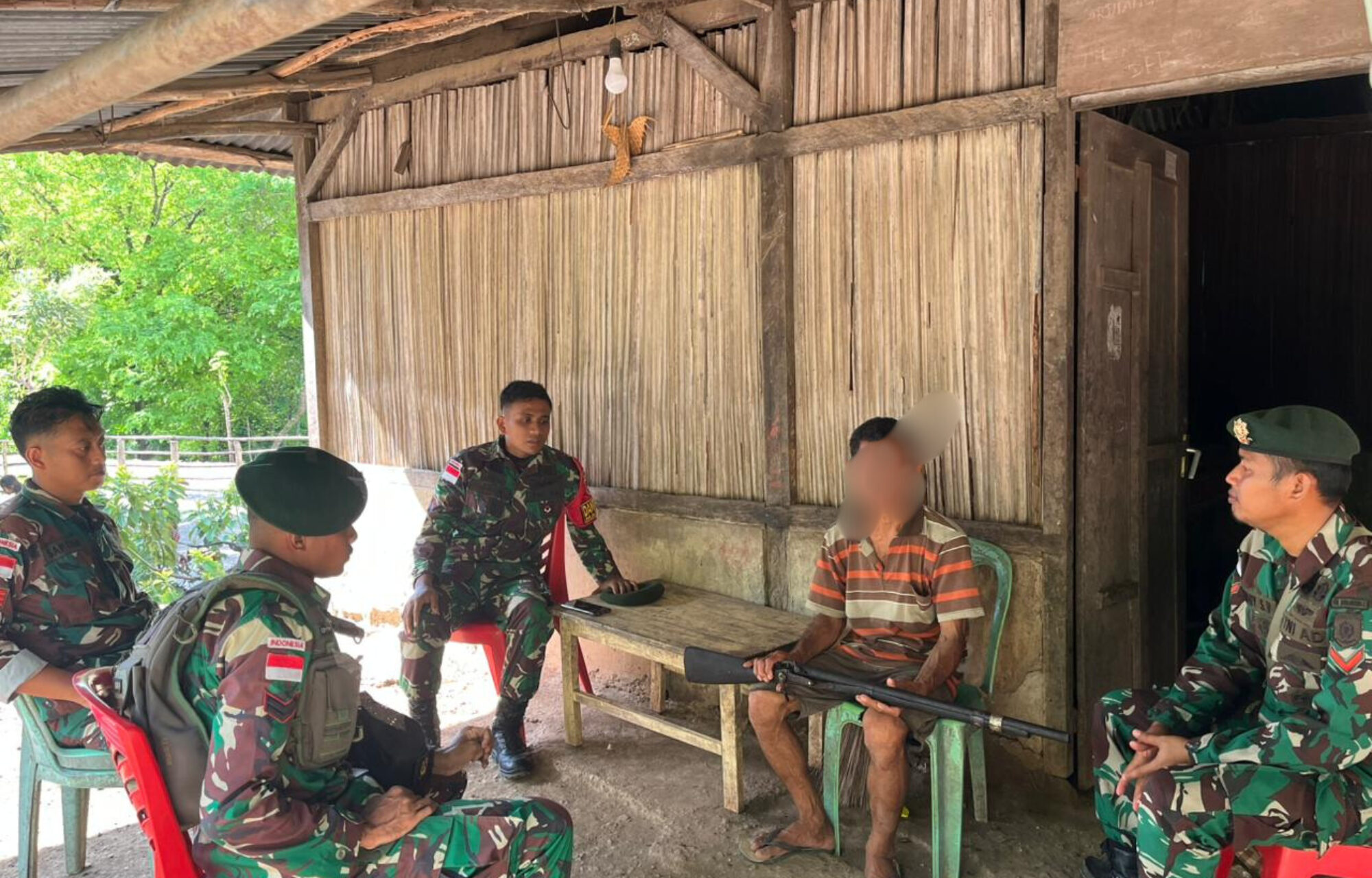 Keberhasilan Pendekatan Humanis, Satgas Pamtas Yonarhanud 2 Kostrad Terima Pucuk Senjata Api dari Warga