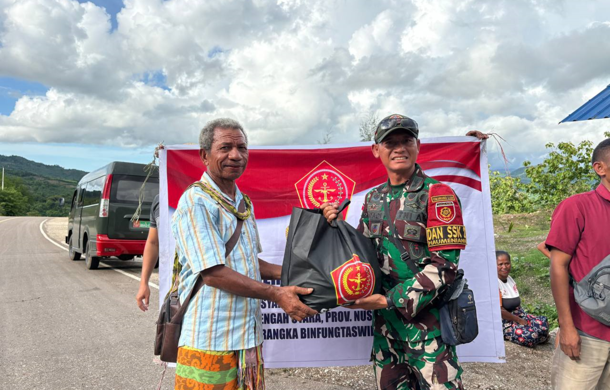 Sinergi untuk Berbagi, Satgas Pamtas Yonarhanud 2 Kostrad Bagikan Paket Sembako Bersama Kodim 1618/TTU