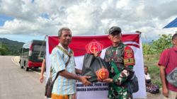 Sinergi untuk Berbagi, Satgas Pamtas Yonarhanud 2 Kostrad Bagikan Paket Sembako Bersama Kodim 1618/TTU