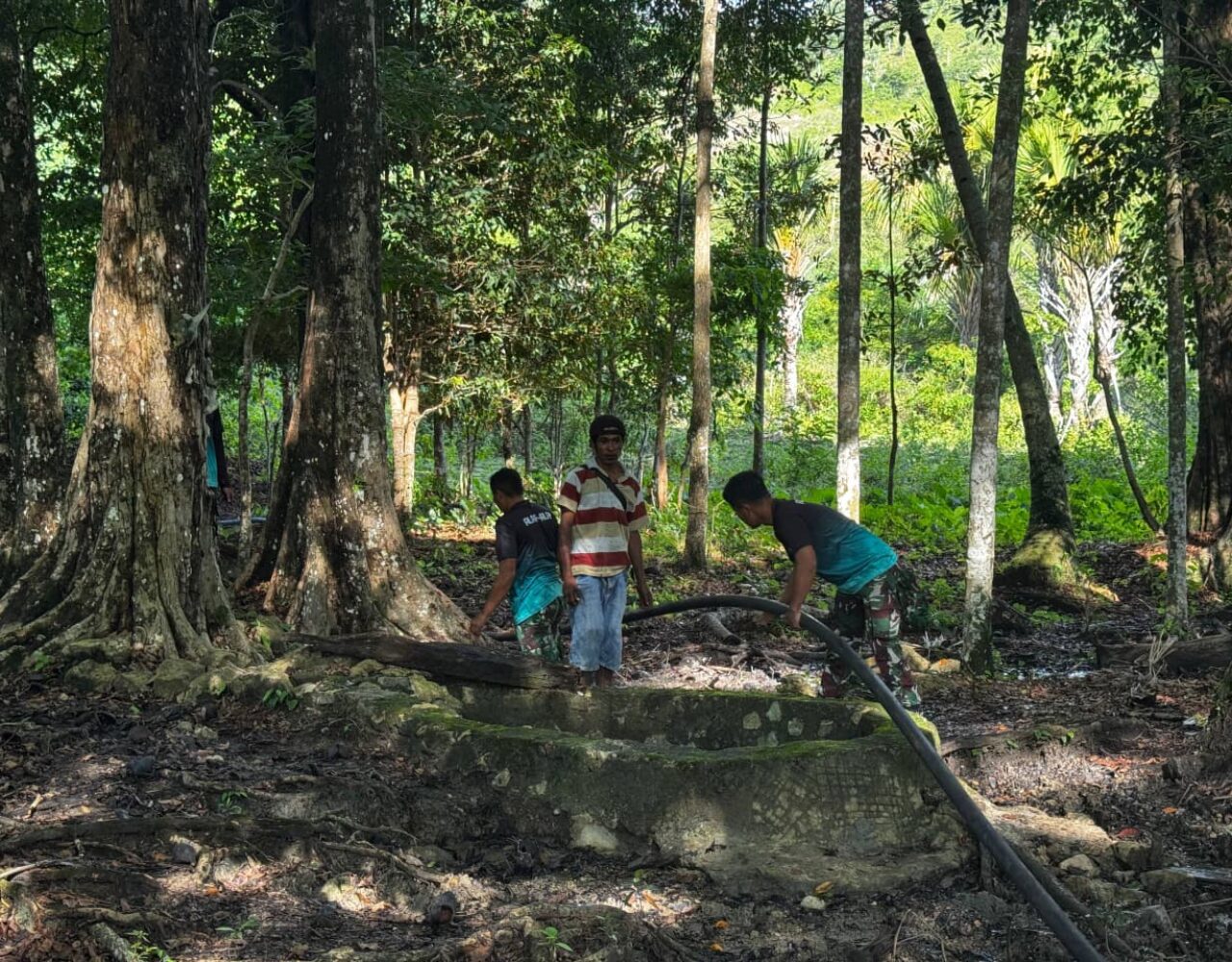 Membuka Akses, Satgas Pamtas Yonarhanud 2 Kostrad Bersama Masyarakat Bangun Sumber Air Bersih